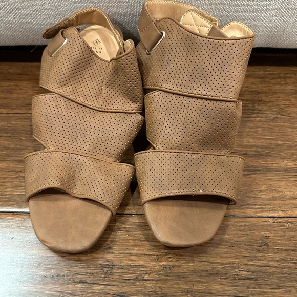 Call it Spring Stylish Tan Women's Sandals size 7.5 - Picture 1 of 6